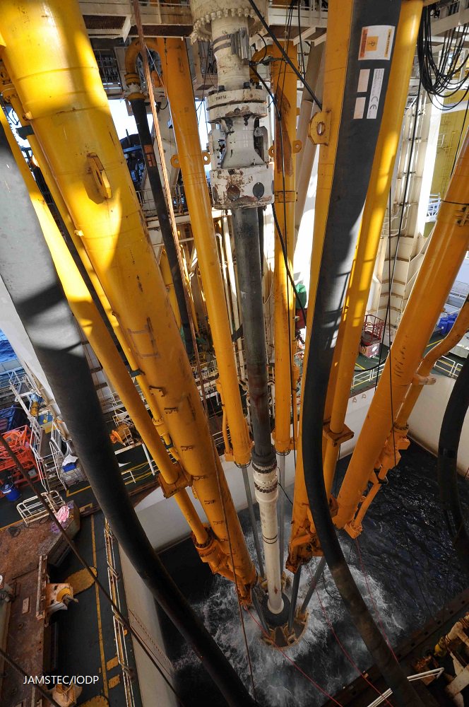 Chikyu 地球深部探査船 ちきゅう Daily Report For Iodp Expedition 358 10 24 18 日本語版 Bopのテストは続行中 黒潮も引き続き蛇行中です T Co 5niv0v3bzo 今日の写真は ライザーパイプを吊るしているライザーテンショナーです