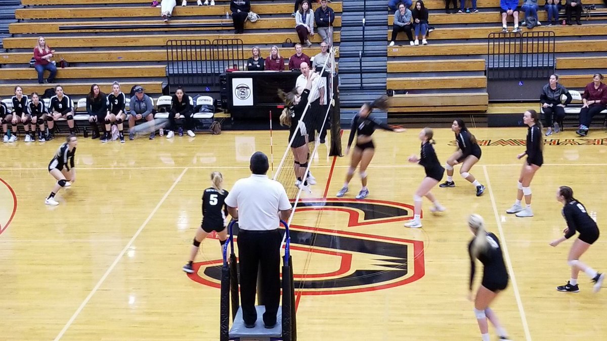 6A volleyball playoff action- Southridge Vs. Newberg! #opreps #OSAA100 <a href="/southridgehigh/">Southridge High</a> @Newberg_Tigers