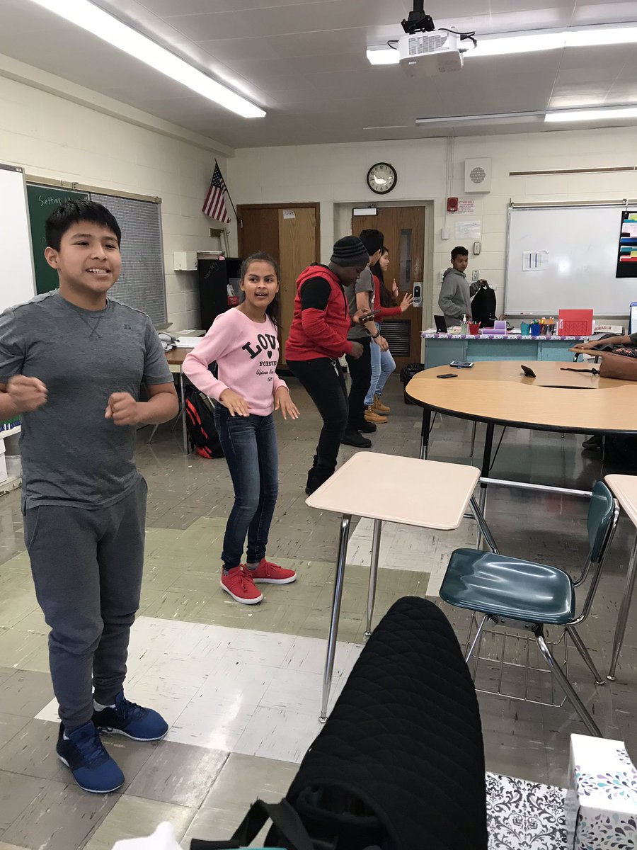 cocom1226's tweet photo. These kids are working so hard for the #hispanicheritage assembly on Friday! #soresponsible #enlrockstars #ewmms #lunchperiodpractice #beingbilingualisoursuperpower 💃🕺😊 https://t.co/DIwom8jNgS