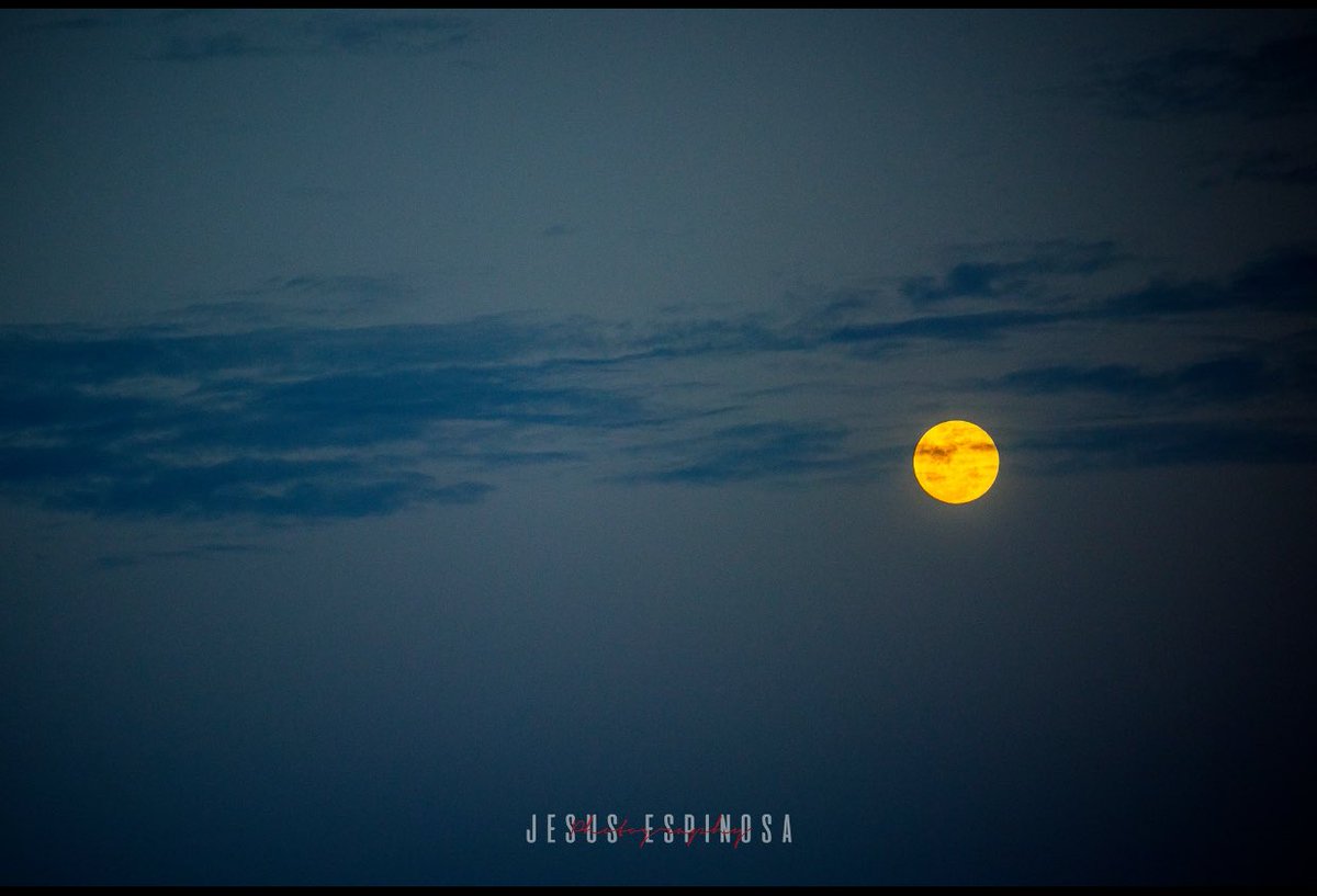Disfruta de nuestra terraza y la luna llena con tu persona favorita !!! Reserva 6883987 #dondeirenaca #acapulco