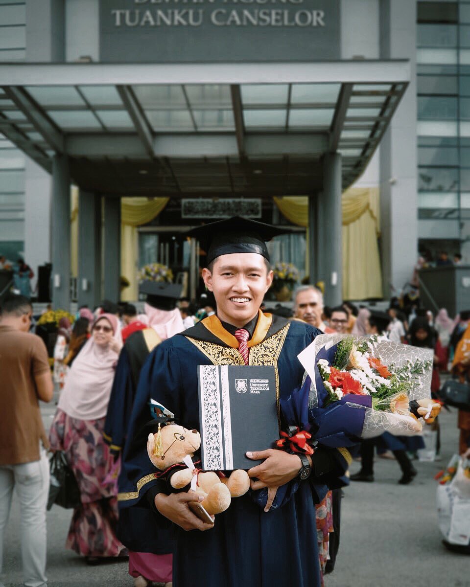 Bij i survived!!! #matapenatyee #donedegree 💕👨🏻‍🎓