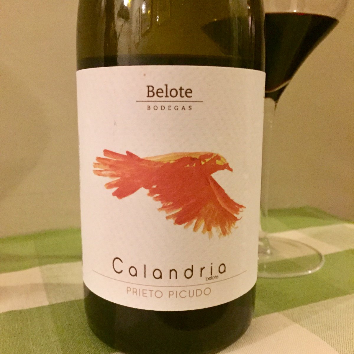 joannasimon's tweet image. New #wineoftheweek, a really unusual red @BodegasBelote #Calandria made from #prietopicudo. Not only unusual, but deliciously food-friendly joannasimon.com/single-post/20… #wine #spain #tierradeleon #raregrape #winelovers