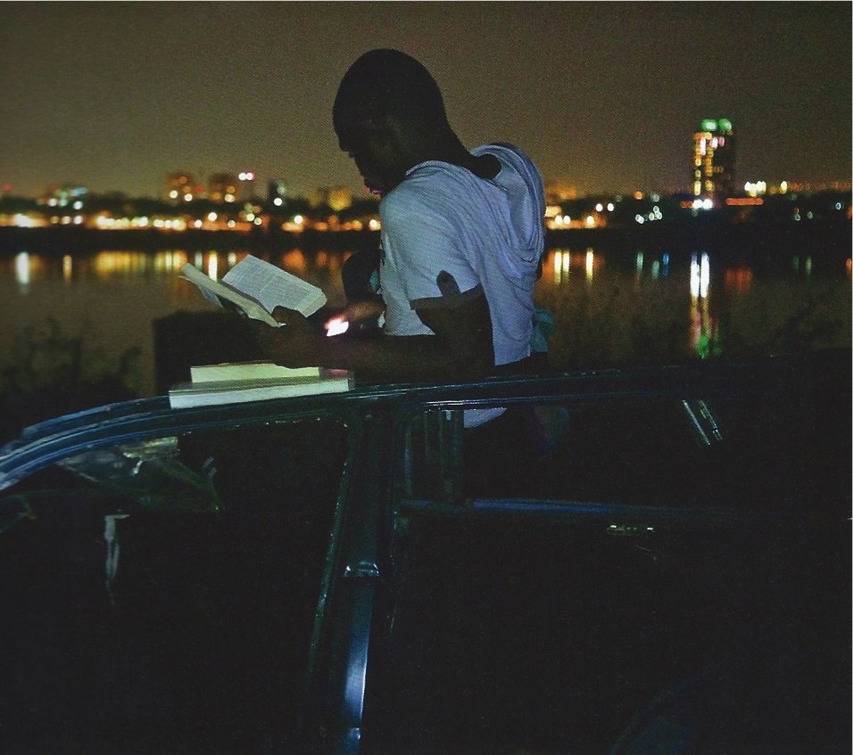 "Nganga estudia encima de los restos de un coche abandonado frente a la luz del país vecino, Congo Kinshasa".
Esta #foto forma parte de la #exposición "Los fantasmas de la azotea", de B. Mouanda, que organizamos con @Afogra en <a href="/GEclipsa/">Granada Eclipsa</a>. Hasta el 4 de nov. en Carmen Max Moreau.