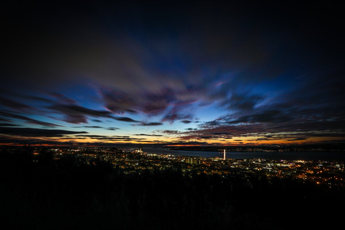 Kris_Miller_'s tweet photo. Dawn lightens the eastern horizon as the lights of #Dundee glow early this morning. #Clouds #photography #Canon #1D #Dawn #Weather https://t.co/8BMjmYcuhf