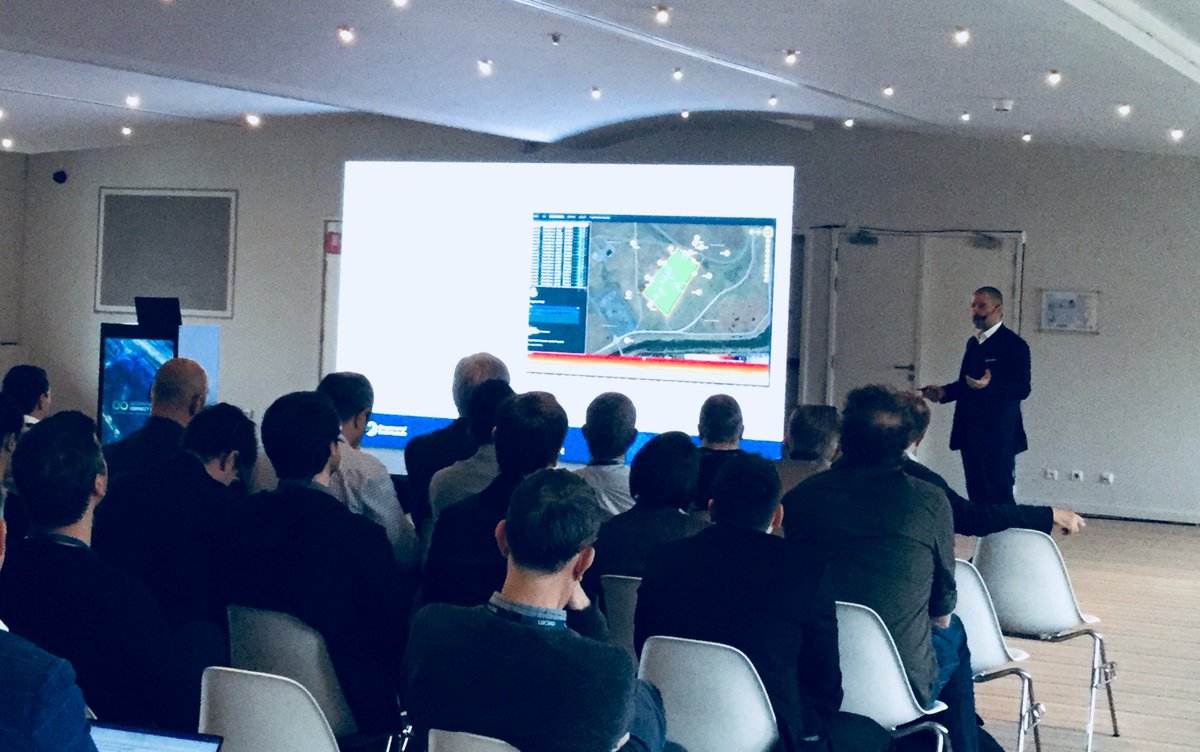 HexagonSIG's tweet image. .@PeterKaridis explaining how our #geospatial technology is used to create a #SmartDigitalReality at Adelaide airport. #LocationIntelligence #ConnectDay18