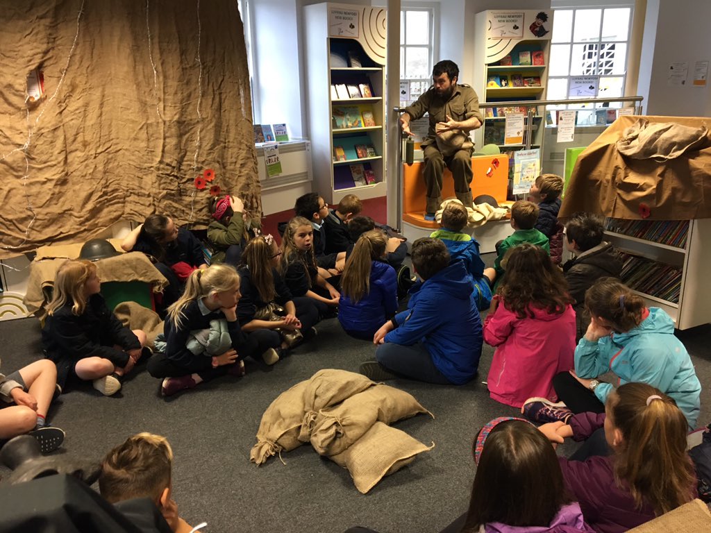 Disgyblion Bl5 a 6 yn mwynhau sesiwn am y Rhyfel Byd Cyntaf bore ‘ma yn Llyfrgell Aberystwyth!