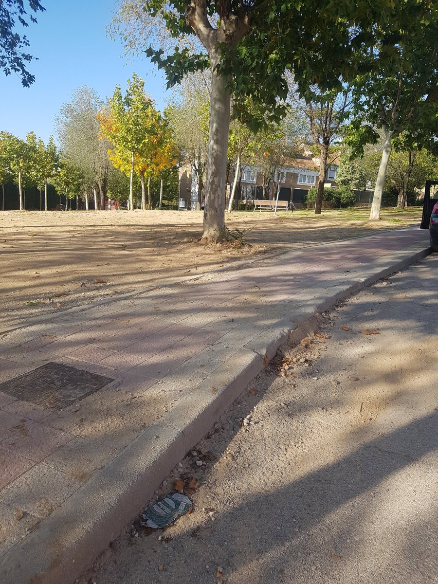 andresix71's tweet photo. El @Aytodealgete revisa las obras?la acera destrozada por camiones sin arreglar, árboles sin reponer tras socavón para pasar electricidad al centro #PuertadeAlgete . Y la suciedad en la acera desde junio, hay barrenderos en Algete.@VecinosxAlgete @TenBrinke_ES https://t.co/utiPOMmFd3