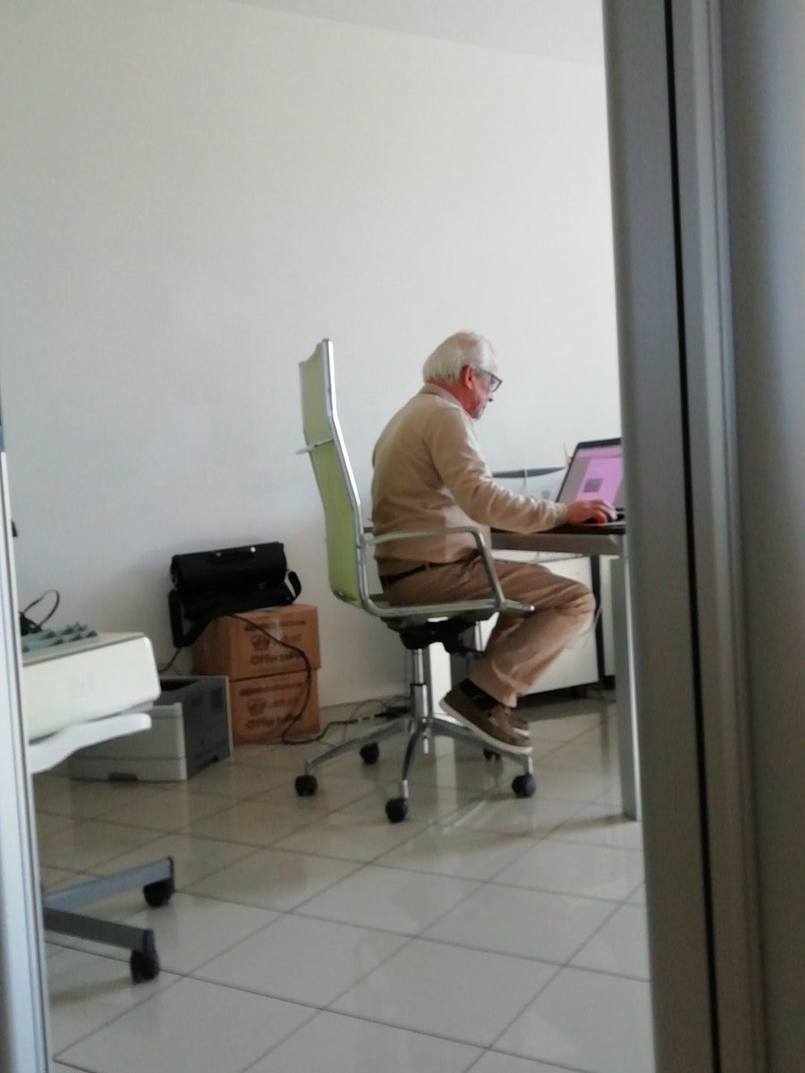 FIRSTanimazione's tweet photo. Quando decidi di assumere Einstein capisci che la concorrenza non ha più speranza 😎
#vitadaufficio #firstlife

Tante nuove scoperte in arrivo🤖
#befirst https://t.co/4Hda0WXKwg