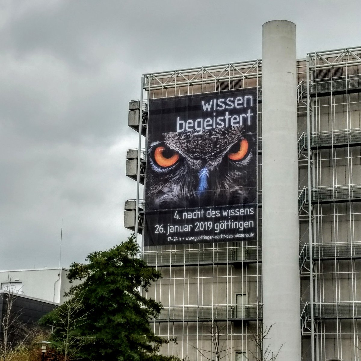 Bemerkenswert, dass daran gedacht wurde, den unteren Teil des <a href="/ndw_goe/">Nacht des Wissens</a> Banners am der #Chemie separat zu produzieren. So steht der Wiederbenutzung in zwei Jahren nichts im Wege! <a href="/uniGoettingen/">Uni Göttingen</a> #Göttingen
