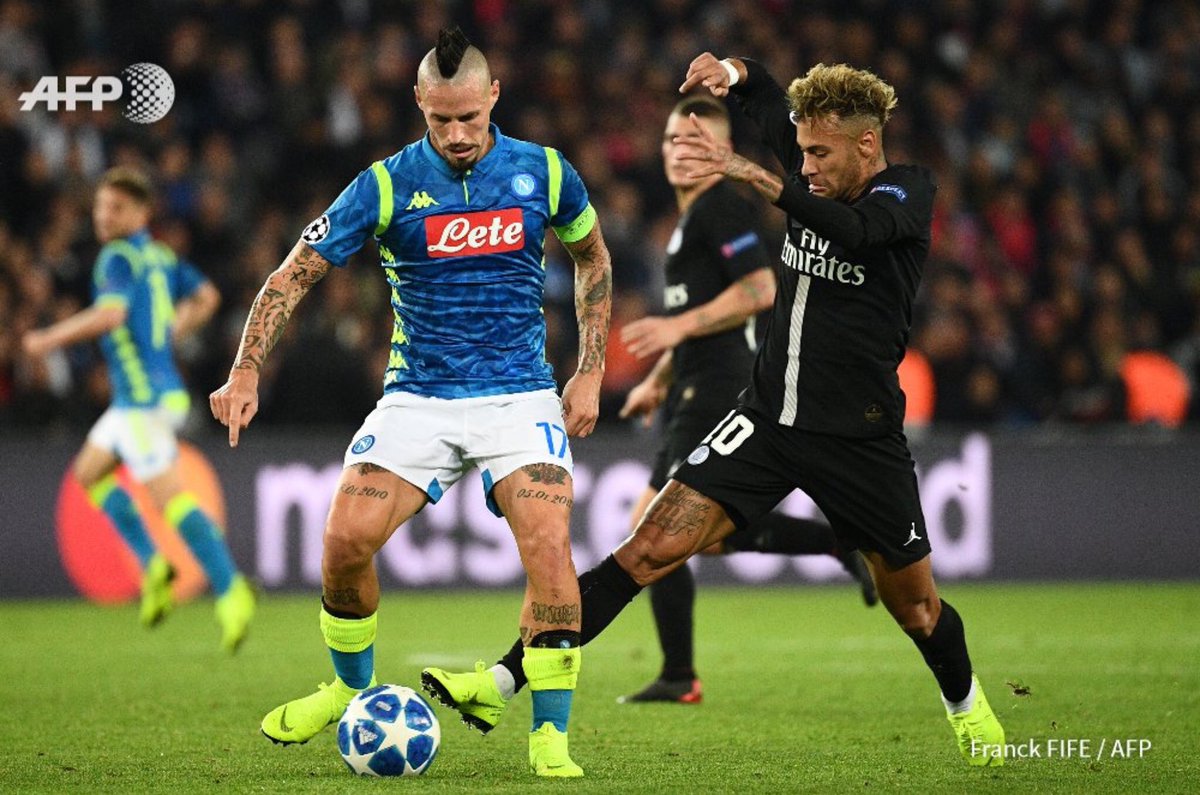 voshans's tweet image. Handen- en voetenwerk...
(Foto @franck_fife)
#PSGNapoli #PSGNAP
