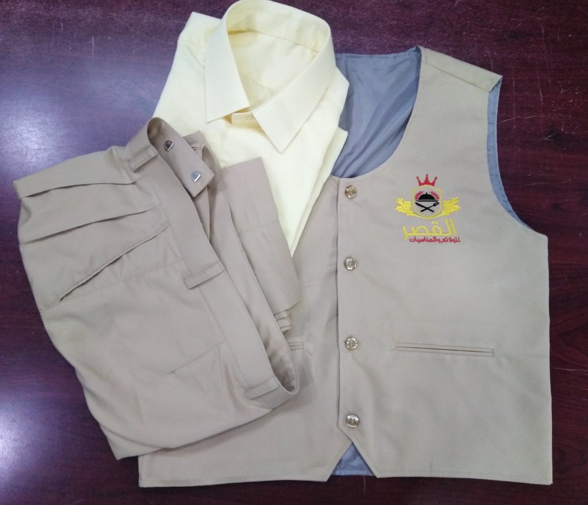 ابرز هوية مطعمك،،،  عينه تفصيل طقم المطاعم من ثلاث قطع القميص والبنطلون والسديري مع تطريز الشعار
#الاحساء
..