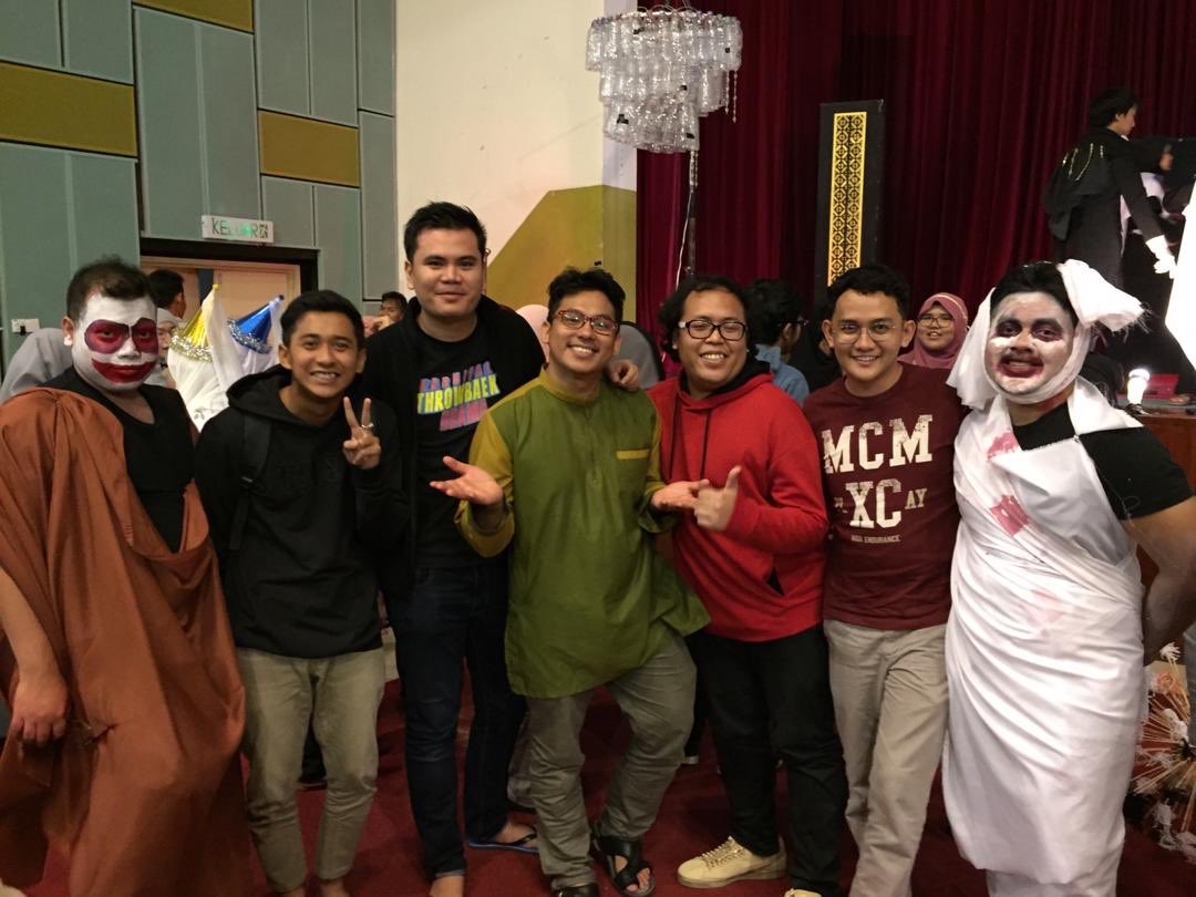 farizulikhmal's tweet photo. Last Tuesday’s activity: Attending Ramis Hamadul’s 'Ridicularious' theatre at Main Auditorium, IIUM Gombak #Ridicularious #TwinkleStudio #CaringClub https://t.co/eaWihP9T8n
