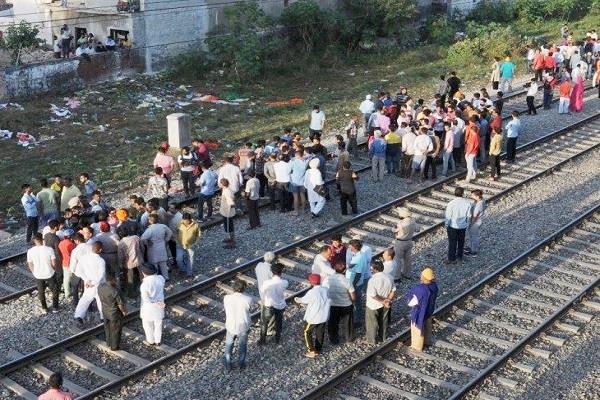 अमृतसर ट्रेन हादसा: यात्रियों पर खून के छींटे पड़ते ही चीख पुकार से गूंज उठे ट्रेन के डिब्बे punjab.punjabkesari.in/amritsar/news/… 

#Amritsar #AmritsarTrainAccident #AmritsarTrainTragedy #Punjab #PunjabTrainMishap #DussehraTragedy