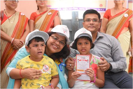 Commendable effort by DM Raigargh, #Chhattisgarh, for opening the inaugural session of the #MRCampaign in the district by getting her own children vaccinated first. Her gesture motivated parents to get their children immunized. mohfw.gov.in/sites/default/… 
<a href="/Vaccinate4Life/">Vaccinate4Life</a>