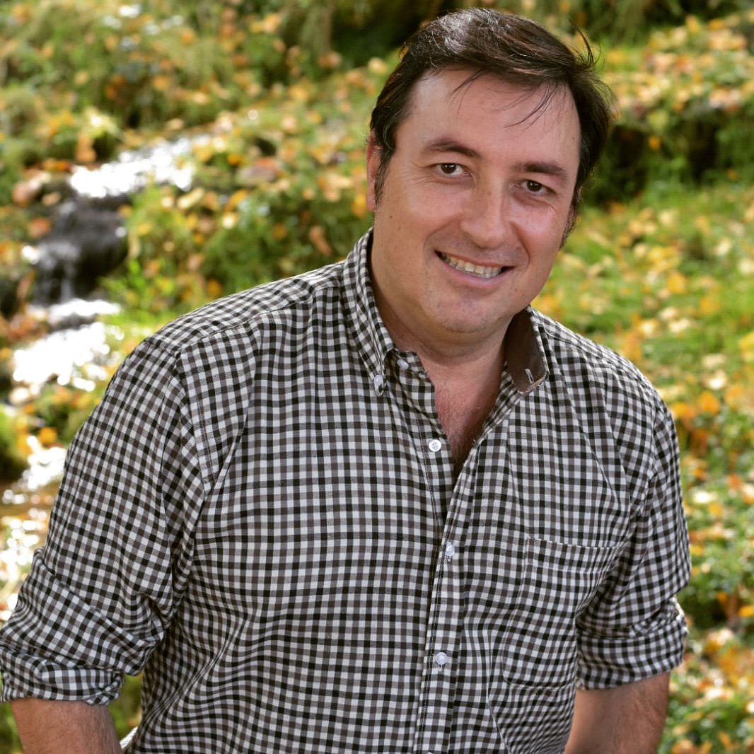 Dando por hecho que hay mucho camastrón comentaros que esos pequeños arroyos que bajan por , digamos y que más que cauce encharcan el #terreno son guapísimos. Toda la zona es juego de #reflejos junto con #hojas #amarillas y #verde de la #hierba . #larioja !!! #imaginaLaRioja