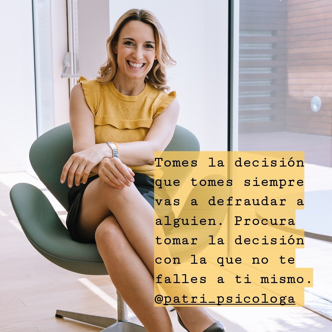Patri_Psicologa's tweet photo. Tomes la decisión que tomes siempre vas a defraudar a alguien. Procura tomar la decisión con la que no te falles a ti mismo. 
Eso es lo que tienen las decisiones, que no gustan a todos. Pero recuerda, eres el director y protagonista de tu vida. https://t.co/O1rx0NipYv