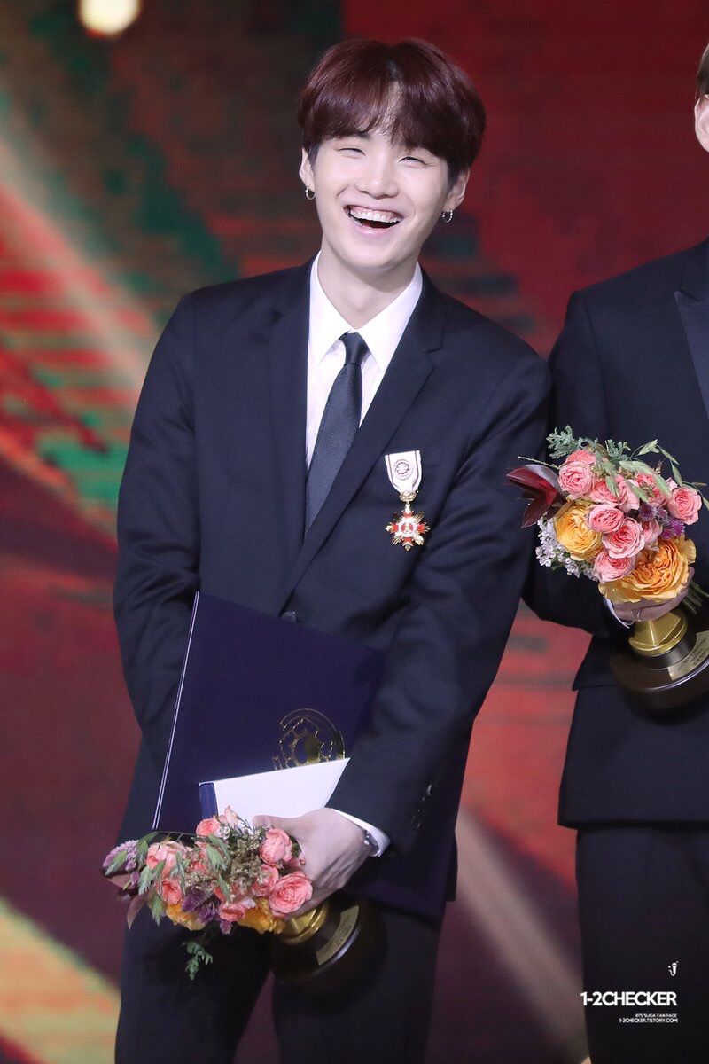 Quynh30703147's tweet photo. #SUGA 👍👍
Khi anh đã cười thì cười từ đầu đến cuổi chương trinh luôn ;-) :-( 
#BTS #빙탄소년단 @BTS_twt https://t.co/cGCybiurZY