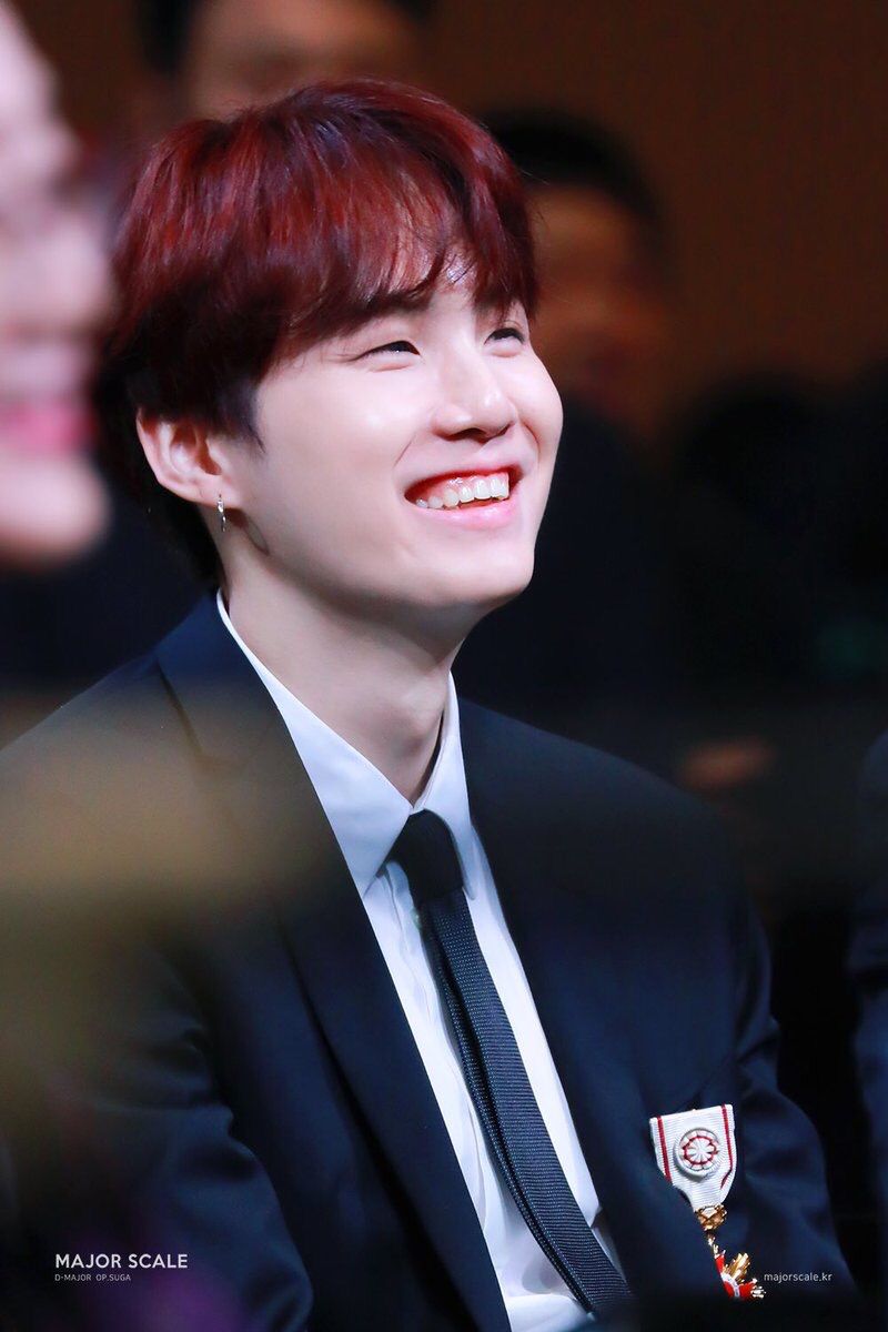 Quynh30703147's tweet photo. #SUGA 👍👍
Khi anh đã cười thì cười từ đầu đến cuổi chương trinh luôn ;-) :-( 
#BTS #빙탄소년단 @BTS_twt https://t.co/cGCybiurZY