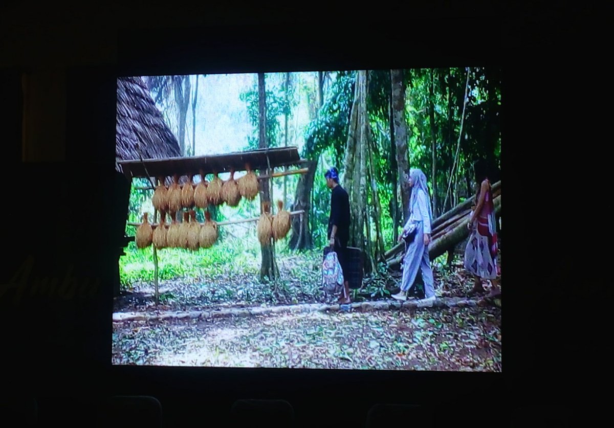 samLeinad's tweet photo. Busana yang dipakai adalah kain asli Baduy berwarna biru dan hitam. Namun supaya bagus dilihat dalam gambar film, ada warna lain dimasukkan.
#FilmAmbu. https://t.co/O5RdKvrLBB
