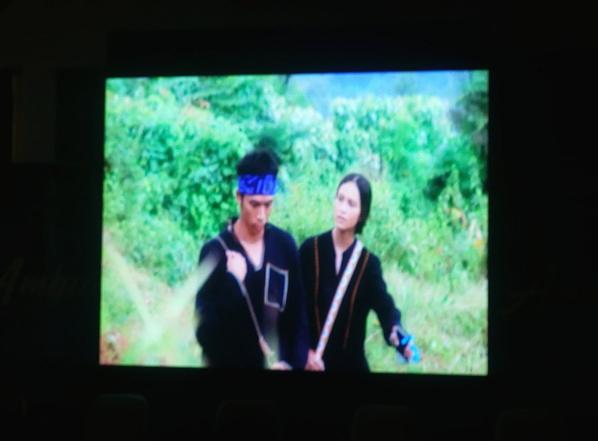 samLeinad's tweet photo. Busana yang dipakai adalah kain asli Baduy berwarna biru dan hitam. Namun supaya bagus dilihat dalam gambar film, ada warna lain dimasukkan.
#FilmAmbu. https://t.co/O5RdKvrLBB