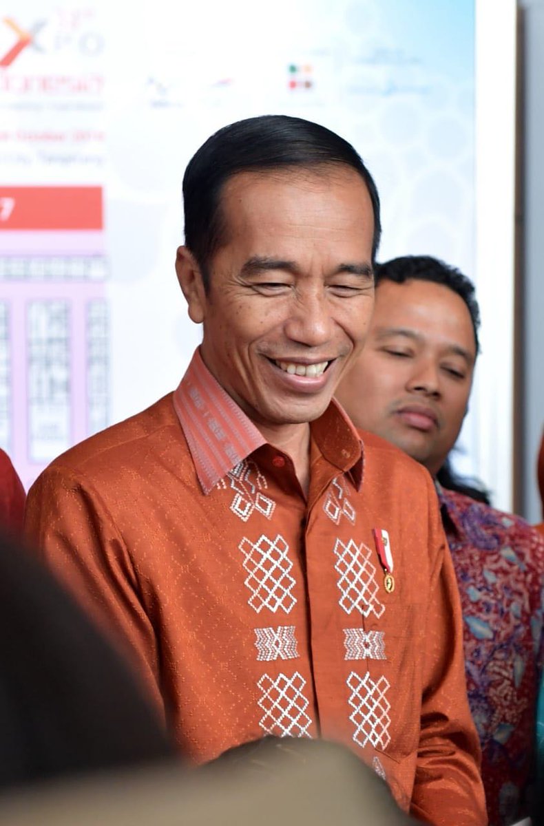 Mobil Esemka itu produk uji coba anak-anak SMK Surakarta dibantu teknisi perusahaan besar. Sebagai wali kota saat itu saya dukung upaya mereka. Sekarang pun begitu. Industri yang kerjakan, pemerintah hanya mendukung.

Masak Presiden buat pabrik dan bikin mobil Esemka sendiri.