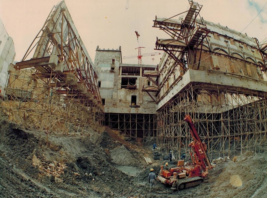 chechugarate's tweet image. Espectacular imagen de la rehabilitación de la #CasaDelCordón (#Burgos) dirigida por #MorenoBarberá entre 1983 y 1987.
Fuente: exposición "Fernando Moreno Barberá, 1913-1998", en @COABurgos. 👉bit.ly/2Jdh1Dd.
#JuevesDeArquitectura