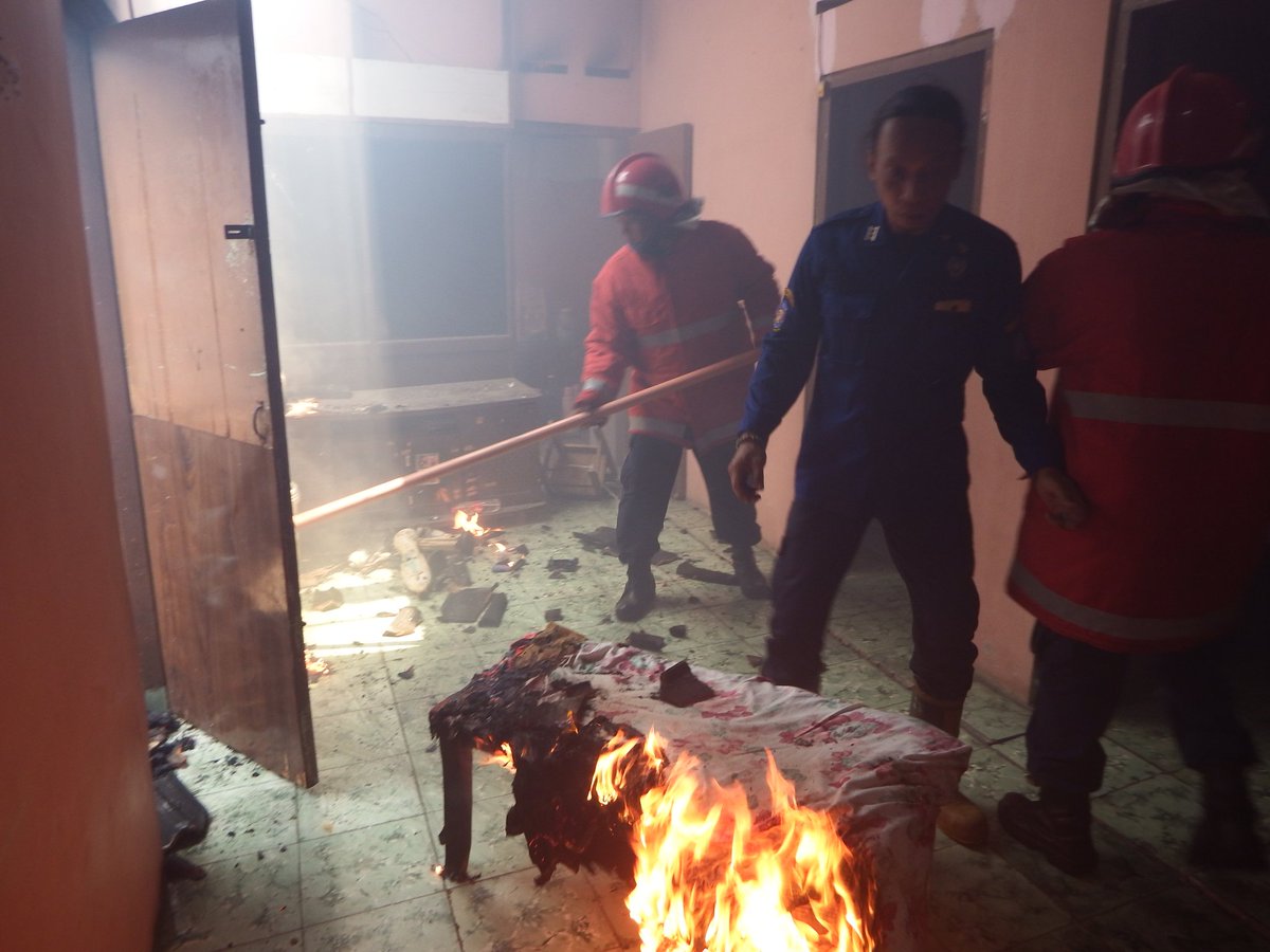 damkarsurakarta's tweet photo. 10.47wib kebakaran rumah di Rejosari jl kalimandaran RT4 RW 6 kel Jagalan Jebres. https://t.co/jVJ8aITKn5