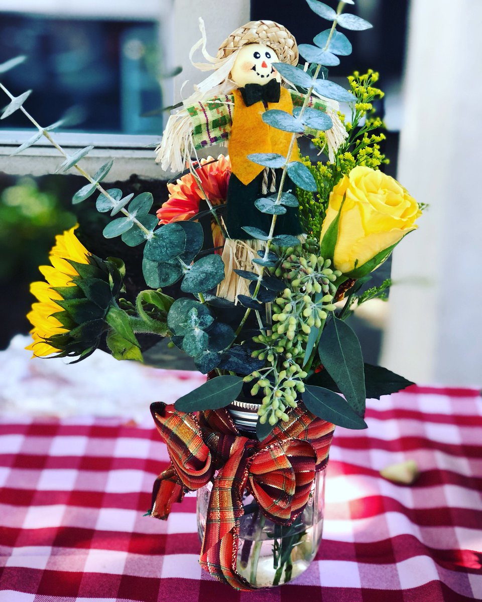 ValleVerdeSB's tweet photo. Resident talent shines in beautiful table arrangements at today’s BBQ - celebrating a five star CMS survey! https://t.co/57H6Gwvnsy