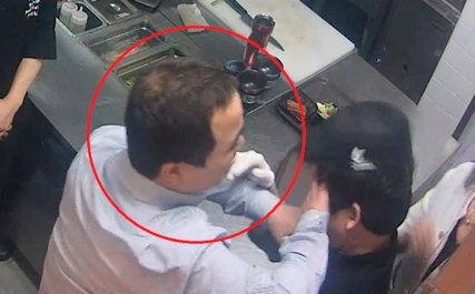 koryodynasty's tweet photo. Trending in Korea, Naver AND Twitter: #교촌치킨 Yet another case of #gapjil #갑질 or hierarchical bullying. Here, a member of management at fried chicken chain #Kyochon Chicken is seen hitting staff and throwing items/food in the kitchen at them, in video obtained by @Chosun https://t.co/MdWd2259bg