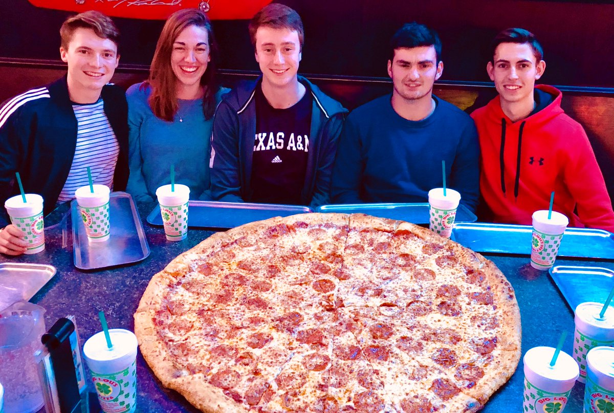 SUinTexas's tweet image. It's #ThrowbackThursday so here's one of our favourite Texas photos, @_benbottrill and other @SUEngineering students taking on the #ManVSFood Challenge whilst on exchange in #Texas
#StudyAbroad #FoodChallenge