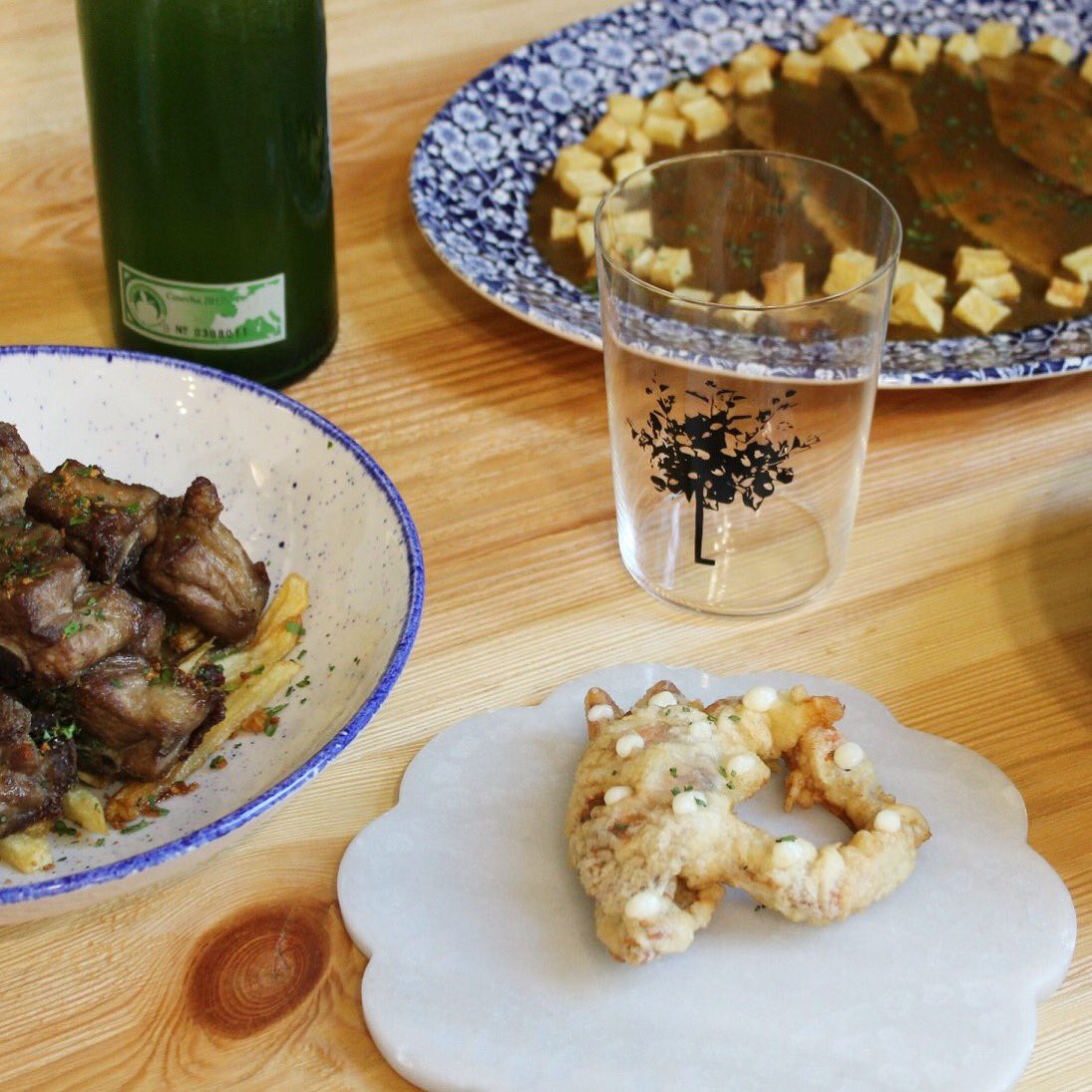 Y si este jueves lo acompañas de unos culines bien escanciados y unas tapas de quitar el hipo, ¿cómo lo ves?