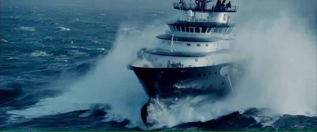 Океан корабли видео. Судно в шторм. Корабль в шторм. Пароход шторм. Корабль в сильный шторм.