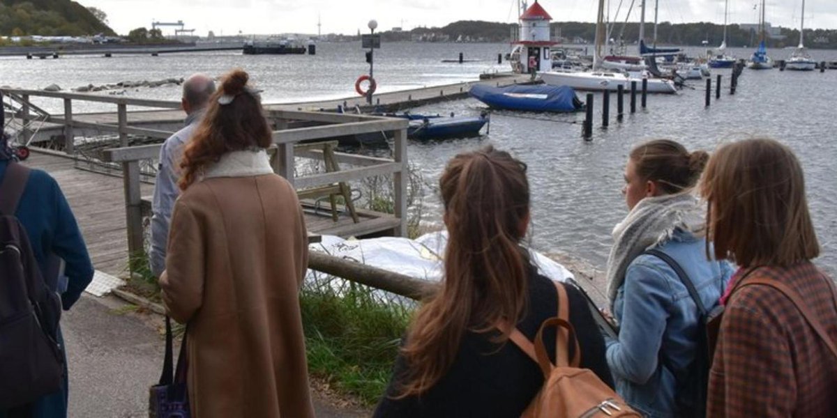 kn_online's tweet photo. #Mönkeberg bekommt Hilfe von Studenten der Kieler #Muthesius Kunsthochschule. Sie entwickeln Ideen für ein neues Strand-Konzept. https://t.co/jrn9rPNNTn https://t.co/v3TjQuY65v