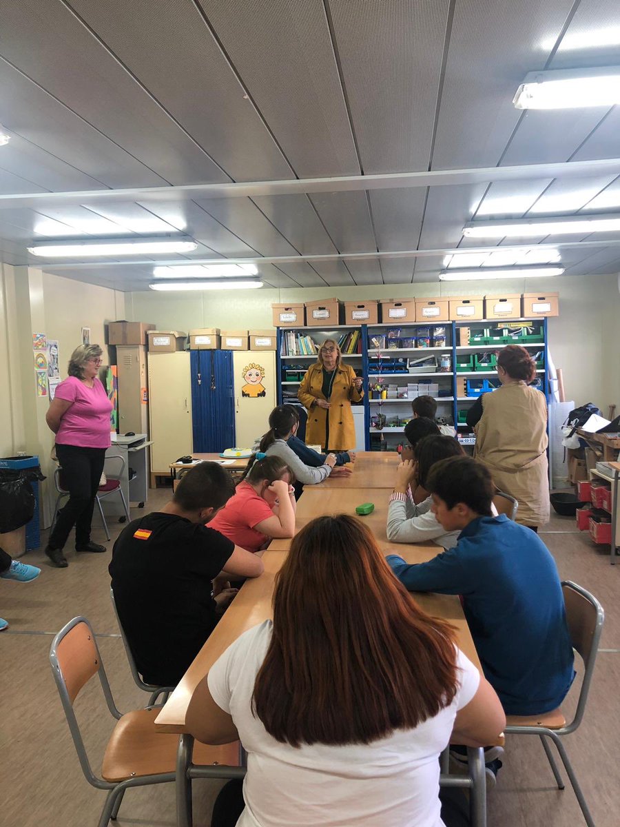 ICRotaryclubVal's tweet photo. Ayer celebramos el Día Mundial de la Polio con los alumnos del colegio de educación especial La Encarnación de Torrent.Una experiencia muy enriquecedora ver cómo preguntaban y se interesaban por esta enfermedad casi erradicada gracias al trabajo de miles de rotarios y coluntarios https://t.co/IexIMsN25I