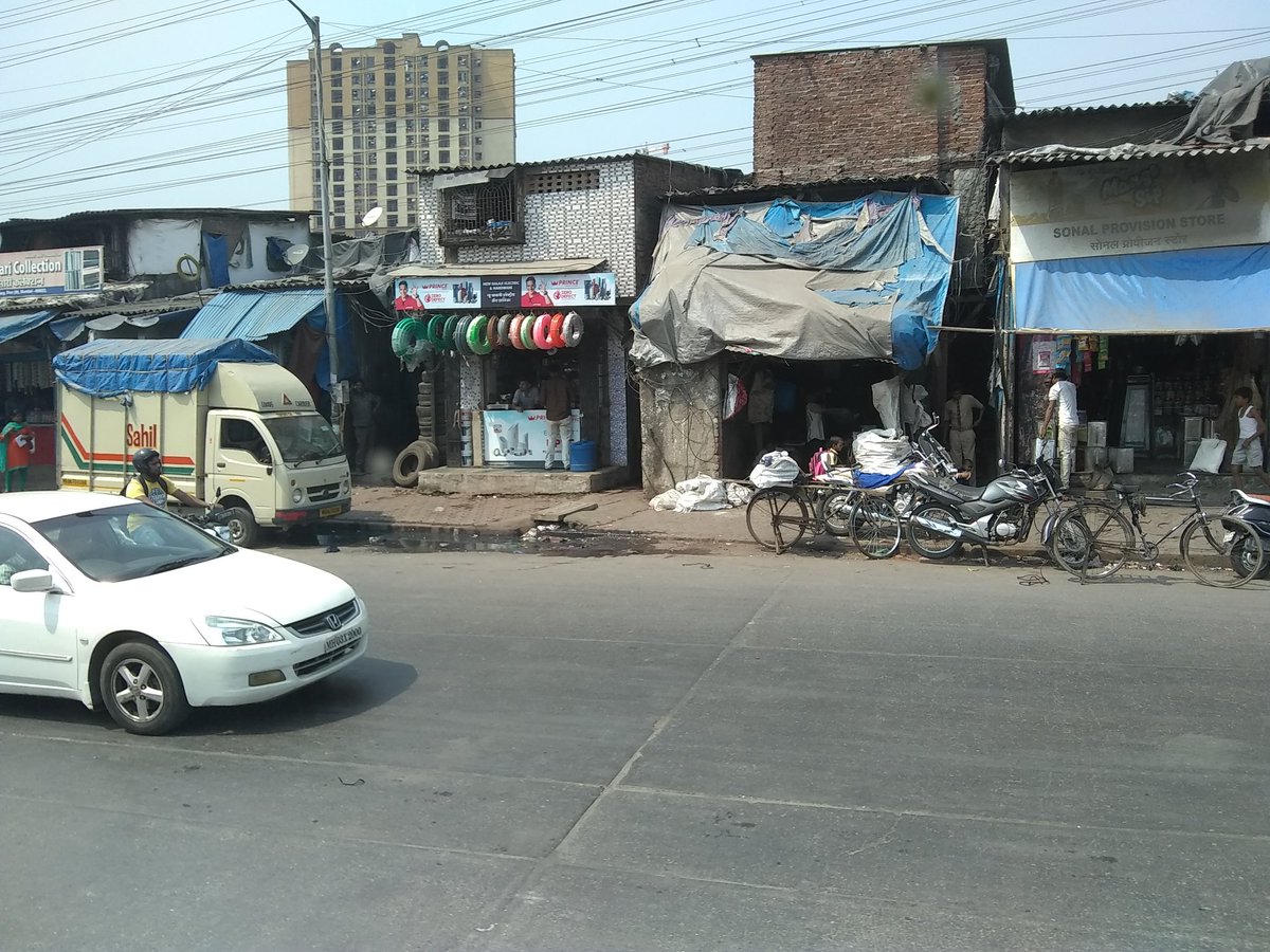 FelstedMagic's tweet photo. The very edge of a slum in #mumbai https://t.co/h9FBWbOFo0