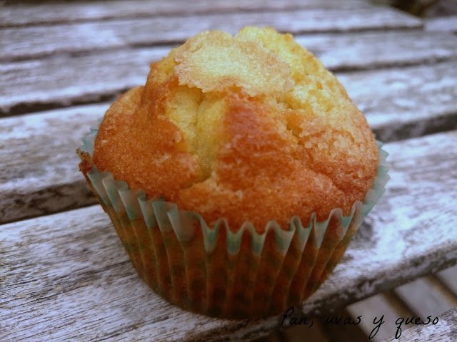 Alisupi's tweet photo. ¡Buenos días! ¿Desayunamos?

#FelizJueves #magdalenas #repostería #panuvasyqueso https://t.co/eRT4wHf1kL https://t.co/eVSHjHhpED
