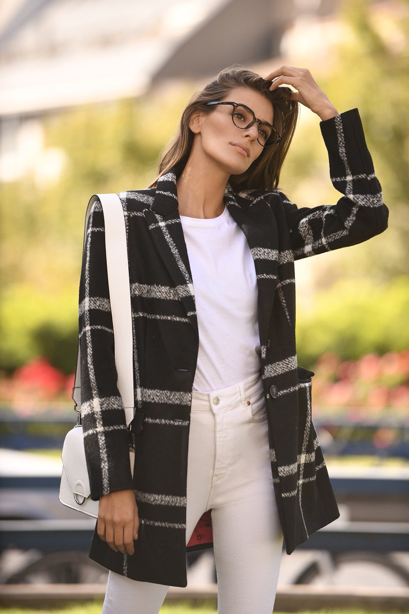 Lamusa_woman's tweet photo. Abrigo maxi cuadros | Black & White ⚫️⚪️ | #streetstyle #lamusa✨ #fallcoats #fashion is an #attitude https://t.co/bfQTmiV49C