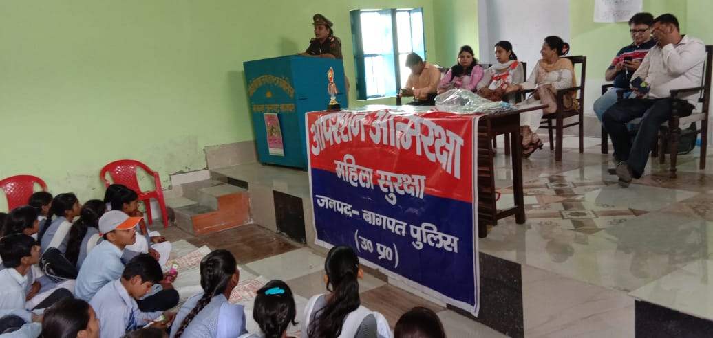 #opsatmraksha <a href="/baghpatpolice/">Baghpat Police</a>  ‌‌आज दिनांक 25-10-18 को गांधी इण्टर कॉलेज खेकड़ा बागपत में छात्राओं को आत्मरक्षा अभियान के अन्तर्गत प्रशिक्षण प्रदान किया गया।