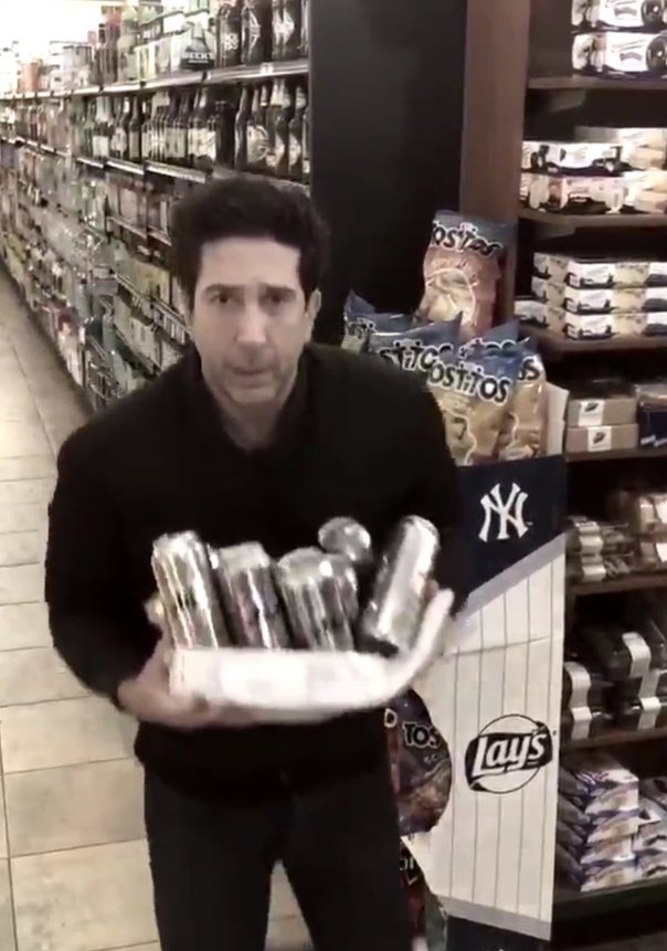 Дэвид (Росс) опроверг обвинения в воровстве пива в Британии. Показав фото того, как он ворует пиво в Нью-Йорке в это день.