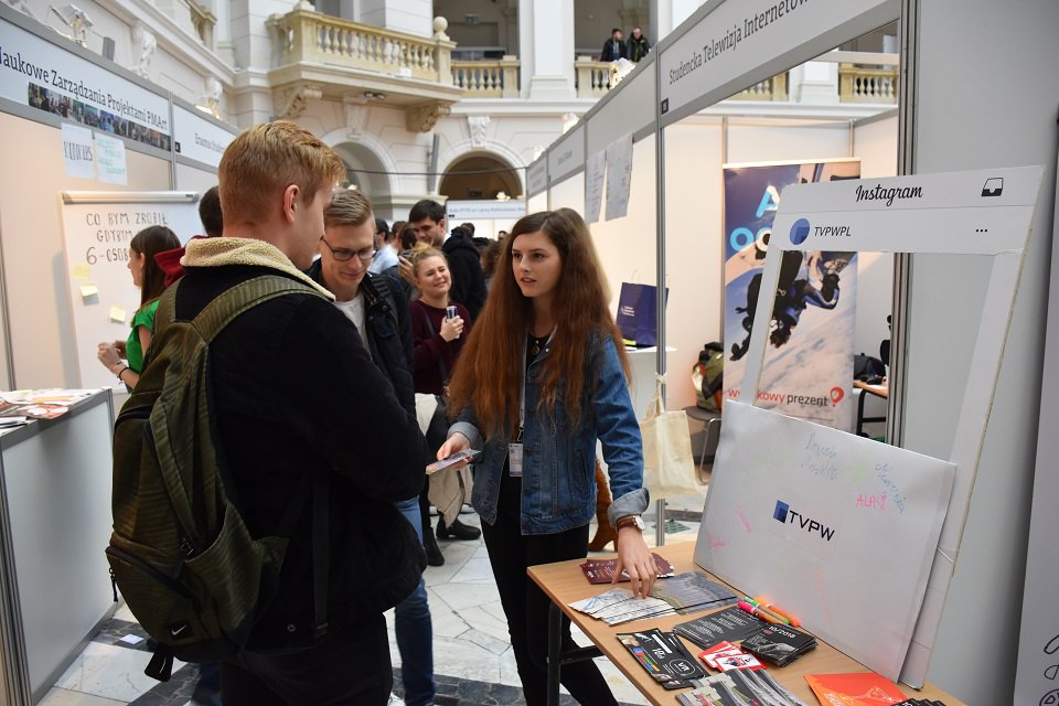 Bolidy, roboty, samoloty, drukarki 3D, dużo elektroniki, eksperymenty, konkursy z nagrodami i niewyczerpane pokłady inspiracji... - tyle wrażeń czeka podczas Targów Kół Naukowych i Organizacji Studenckich KONIK 2018. Dzisiaj dzień drugi (i ostatni)