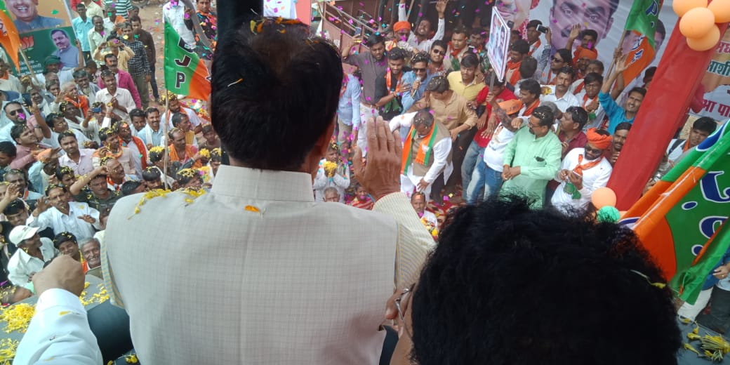 AbharYatra's tweet image. सिहोरा में #JanAshirwadYatra का नागरिकों ने उत्साह से स्वागत किया और श्री @ChouhanShivraj को आशीर्वाद प्रदान किया।