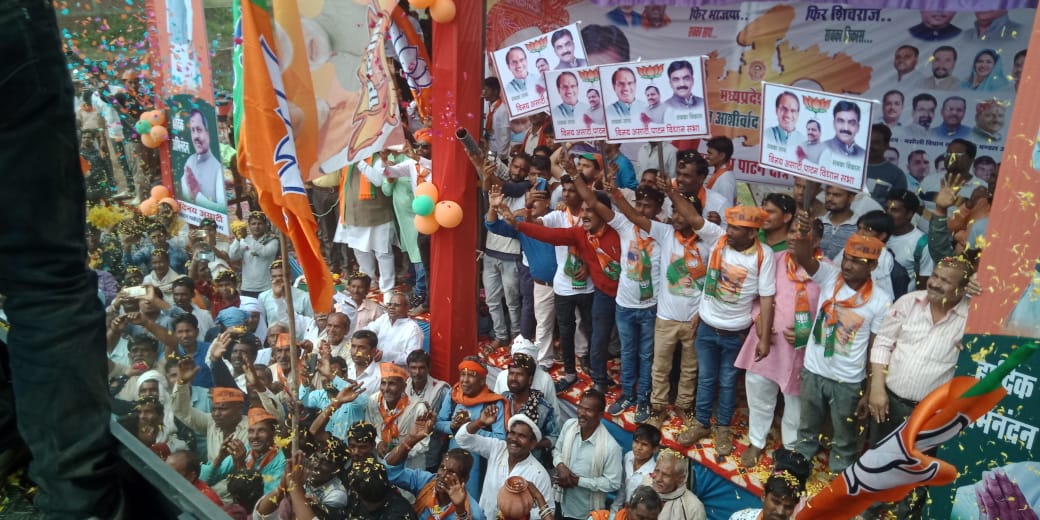 AbharYatra's tweet image. सिहोरा में #JanAshirwadYatra का नागरिकों ने उत्साह से स्वागत किया और श्री @ChouhanShivraj को आशीर्वाद प्रदान किया।