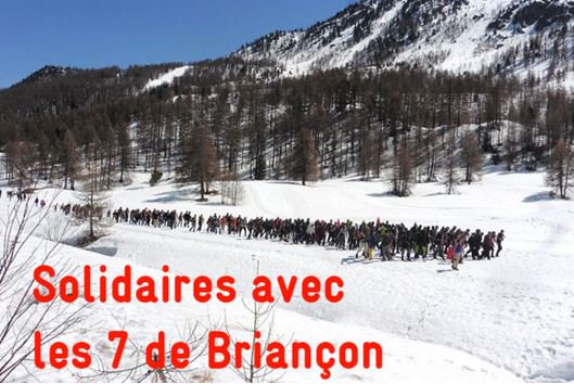 LDH_Fr's tweet photo. [Pétition] 
📝#Solidaires avec les #7deBriançon qui risquent la prison pour avoir aidé des personnes migrantes en danger dans les Alpes. 
🔴Exigeons la fin de l'acharnement policier et des poursuites judiciaires contre les #migrants et leurs soutiens ↴ 
https://t.co/ZUYLVNWNqT https://t.co/fK9UtlxmkN