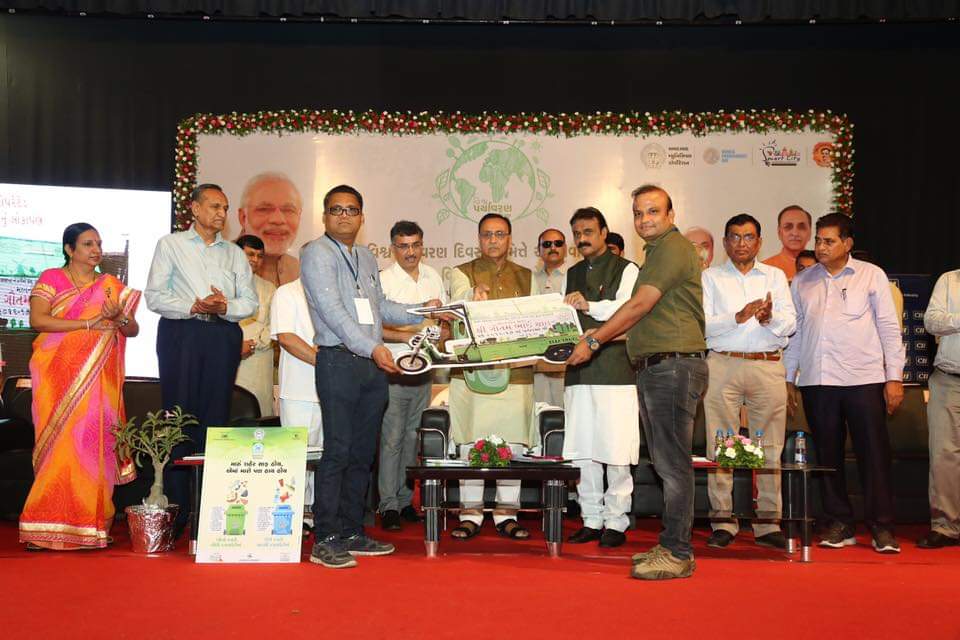 savygreentech's tweet photo. Honourable CM Shri Vijay Rupani inaugurating our #eGarbageVan under Ahmedabad-smart city initiative.
Our green & noise free vans are increasingly being used by municipal corporations.
#SavëIndia #electricvehicles #BatteryVehicles #Zeromaintenance
cmoverseas
91-7669190190 https://t.co/mQcEV2PlwW