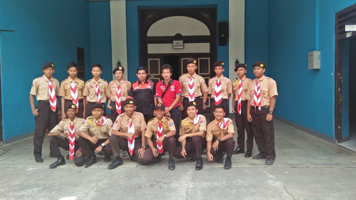 core_yc2zab's tweet photo. Pemberian Materi Komunikasi Radio kepada adik2 Pramuka Kwarran Banyumas di SMKN 1 Banyumas, sebagai bentuk kepedulian ORARI Lokal Banyumas terhadap kurangnya pengertian dan pemahaman masyarakat tentang penggunaan spektrum frekuensi radio. https://t.co/1WCtArn0SL