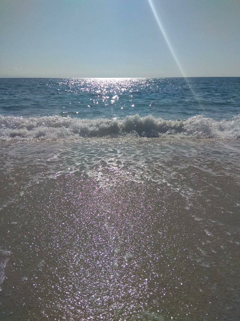 calabriaonline's tweet photo. #QuandoPensi di vivere in uno dei posti più belli al 🌎, #25Ottobre di ☀️, #viaggiare di gusto in #Calabria. #DirettaMeteo e #MareLive per @3BMeteo e @SkyscannerIT. #travel https://t.co/AoI9s3mdC4