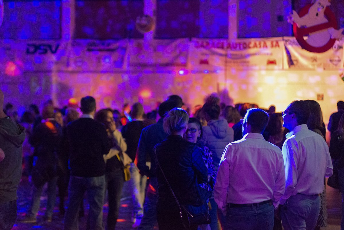 È stato un ritorno al futuro per i partecipanti alla serata "Palamania Back to the Future", che hanno potuto tornare a ballare e a vivere la musica e l'atmosfera degli anni '80/'90, accompagnati sulla pista da ballo da #BancaStato