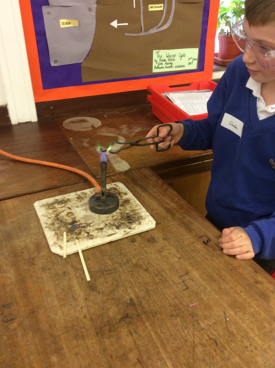 EatonBank's tweet image. Pupils from @mossley_primary have taken part in our @ScienceEba Club with Mrs Stone. They used bunsen burners to burn copper and magnesium and did some chromatography to separate the inks in black pens. All were brilliant and enthusiastic scientists! 😀