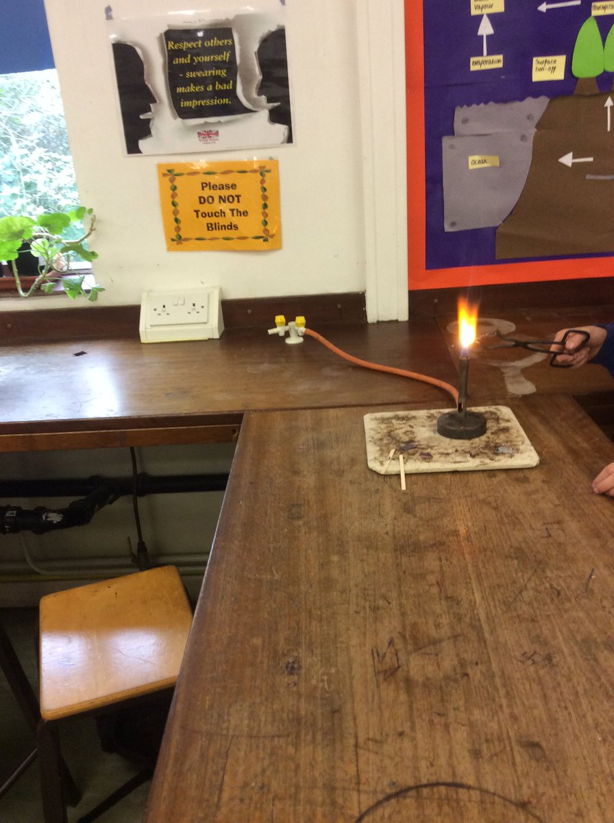 EatonBank's tweet image. Pupils from @mossley_primary have taken part in our @ScienceEba Club with Mrs Stone. They used bunsen burners to burn copper and magnesium and did some chromatography to separate the inks in black pens. All were brilliant and enthusiastic scientists! 😀
