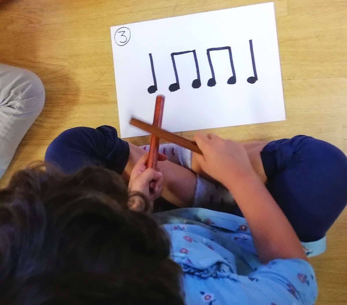 Darte tiempo, concentrarte, leer mentalmente, coordinar el movimiento con pequeña percusión, llamar cada cosa por su nombre, entender el significado de 'mitad' en un idioma nuevo...todo eso sucede en los pocos segundos que esta pequeña artista se expresa con la música.#gorgoritos